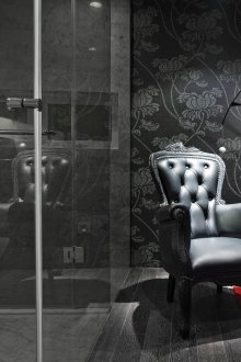 Баня с черен тапет