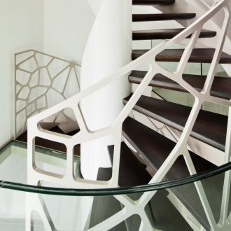 Парапет, изработен от метал, във футуристичен дизайн