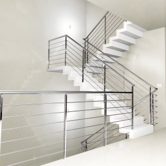 Метален парапет с опростен дизайн