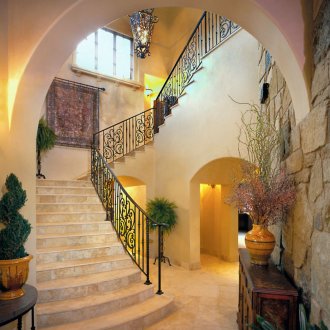 Парапет, изработен от метал в средиземноморски интериор