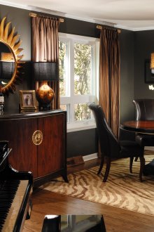 Всекидневната в черни и златни тонове изглежда много уважавана