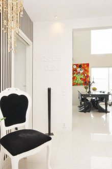 Раирани черно-бели тапети придават динамичност на интериора.