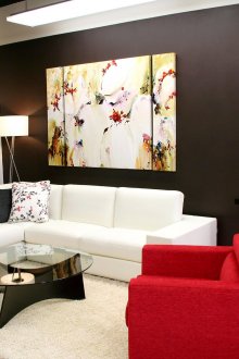 Ярката картина добре балансира черния фон