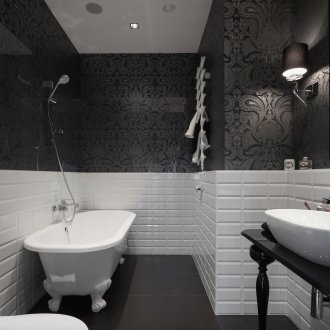 Бяла плочка и черен тапет в банята