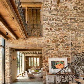 Камък в декора на имението