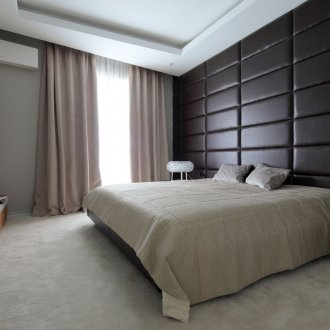 Черен мек панел с ярки тапети в спалнята