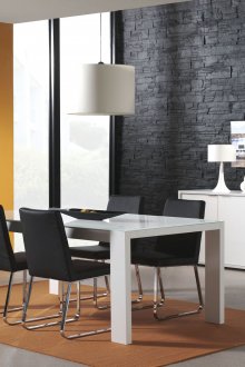 Черна каменна стена с жълт тапет в трапезарията