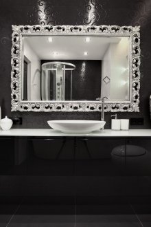 Черно-бели плочки с шарки в банята
