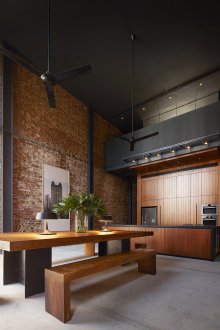 Черен бар над зоната за готвене