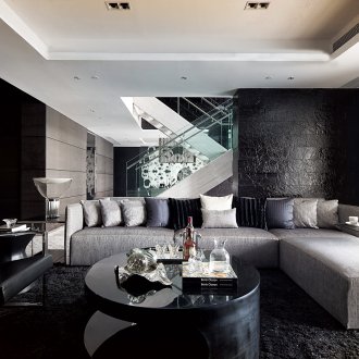 Черна каменна стена в хола