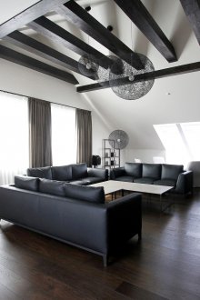 Черна стена и греди във вила