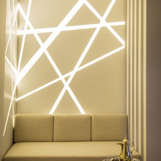 Осветление на стената от неонови лампи