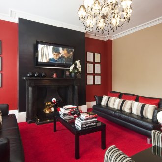 Червен и черен дизайн на хол