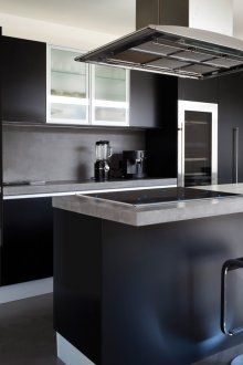 Черните панели в кухнята го правят визуално по-малък