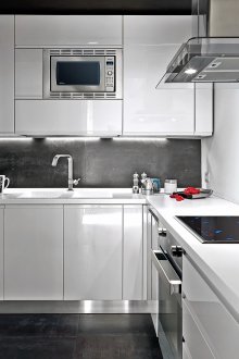 Светла кухня с черни панели