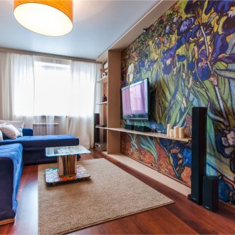 Тапет с образа на Ирис Ван Гог в интериора на хола