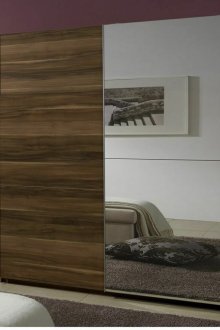 Гардероб с огледало в хола