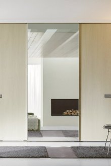 Минималистичен гардероб с огледало