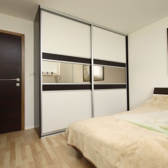 Гардероб с плъзгане с тясно огледало