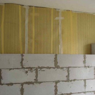 Kalis bunyi bilik dengan blok buih