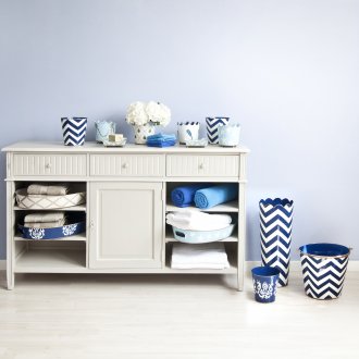 Бежовите и сините цветове в скрина придават на интериора свежо морско настроение.