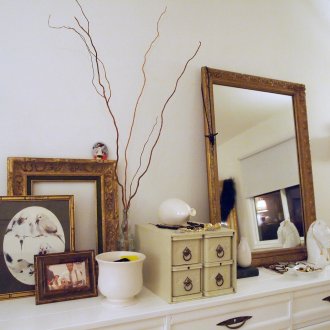 На плота на масата на скрина в хола и на стената над него има чудесно място за поставяне на възпоменателни призраци, дрънкулки - има къде да поставите въображението си и дизайнерските си умения.