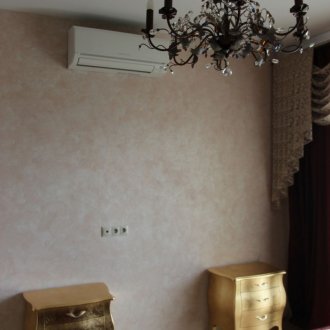 Абстрактно рисуване на перлена боя на стената