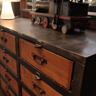 Античен скрин в индустриален стил