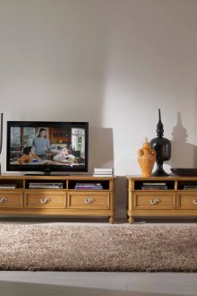 Комодът е и функционална стойка за телевизор