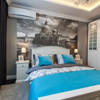 침대 위에 건축을 이미지한 벽화