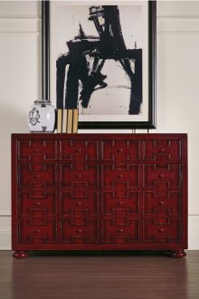 Червен скрин, изработен от дърво