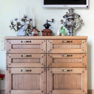 Лек дървен скрин с метални дръжки