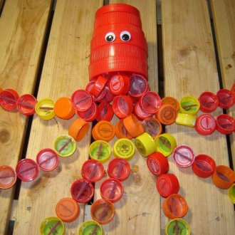 Октопод от пластмасови бутилки и тапи