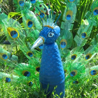 Вентилатор с паун на стената на спалнята