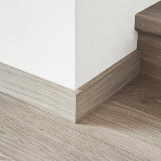 Сив бетон перваза на прозореца