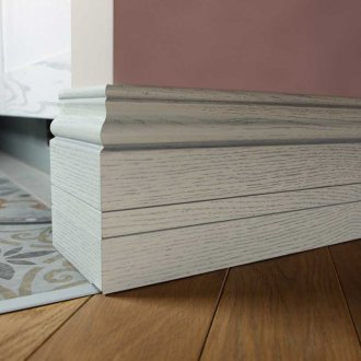 Възрастна дървена перваза