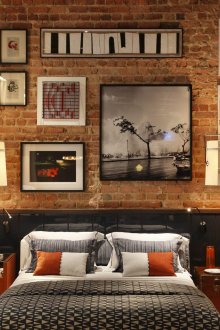 Картини и снимки на тухлена стена в интериора на спалнята