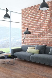 Тухлена червена стена в интериора на таванското помещение