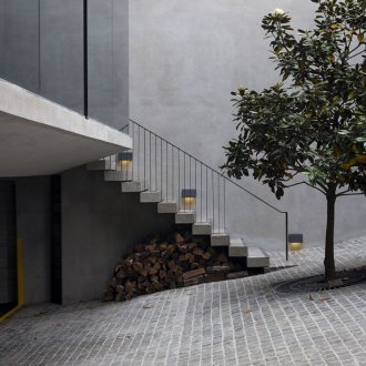 Вход в къщата от павета