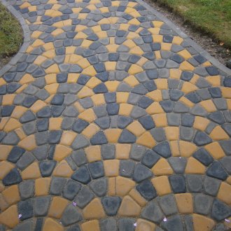 Marmormusterfliesen innerhalb des Badezimmers