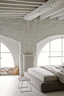 Бяла боядисана тухла в индустриален интериор