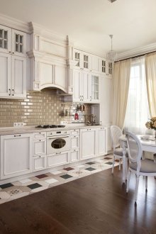 Тухлена стена в светла кухня