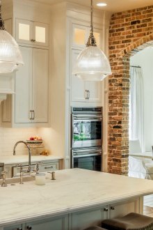 Тухлена арка между кухнята и трапезарията