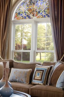 Витражно фолио върху сводест прозорец