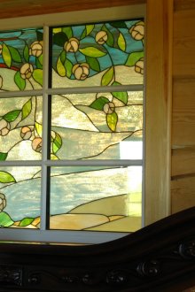 Витражно фолио на прозорец в селска къща