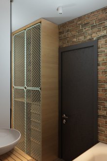 Тухлена стена в коридора