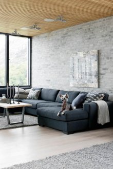 Сива тухла в хол с модерен дизайн