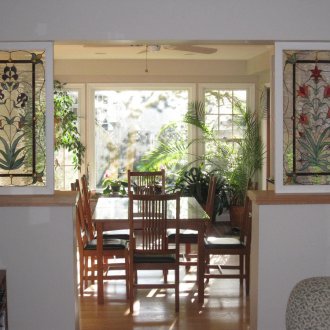 Витражно фолио върху декоративни прозорци