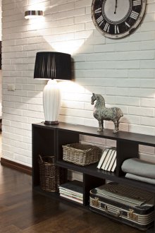 Бяла тухла в дизайна на хола