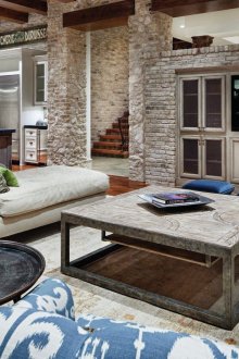 Сиви тухлени стени в хола